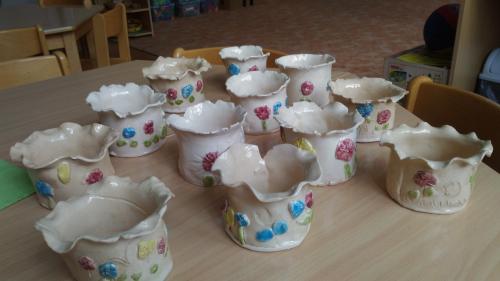 Nejprve jsme si ve&nbsp;školce vyrobili barevné květináčky