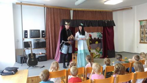 Princezna prosí prince o&nbsp;pomoc.